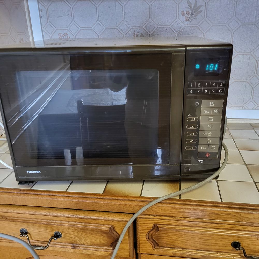 micro onde / four  TOSHIBA 50 Amb�rieu-en-Bugey (01)