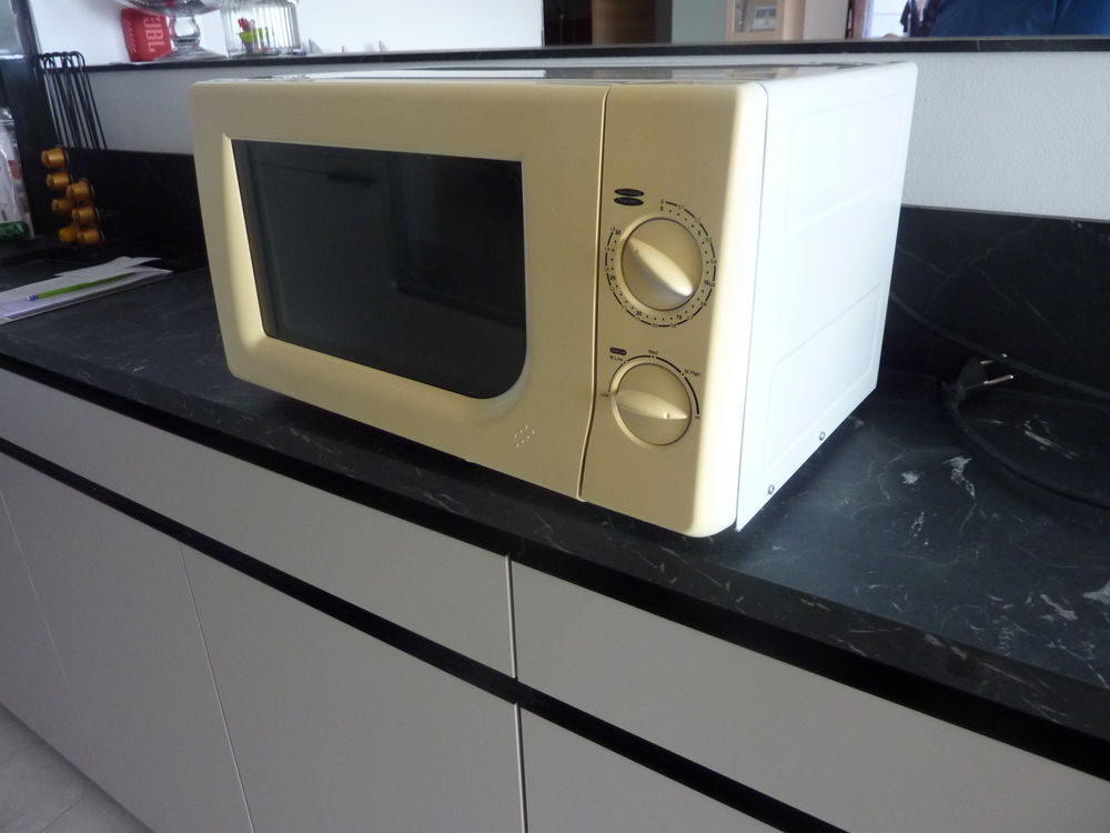 micro onde 20 Mandelieu-la-Napoule (06)