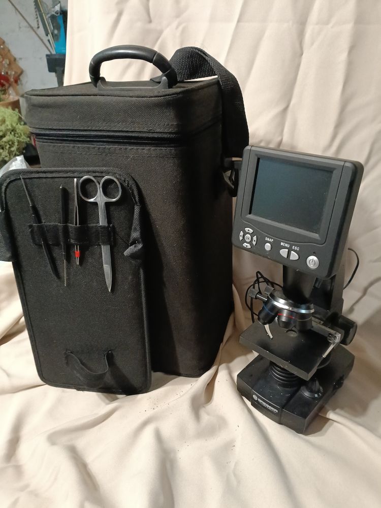 Microscope num�rique Bresser LCD 
100 Vert-Saint-Denis (77)