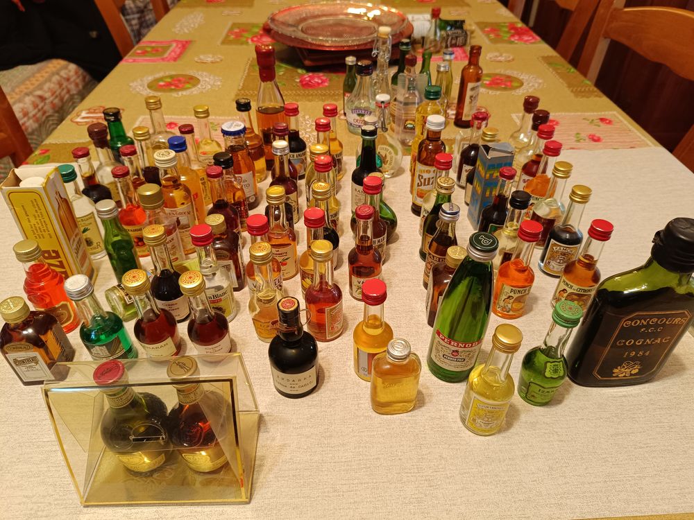 lot de 85 mignonettes collection 70 Fran�ois (79)