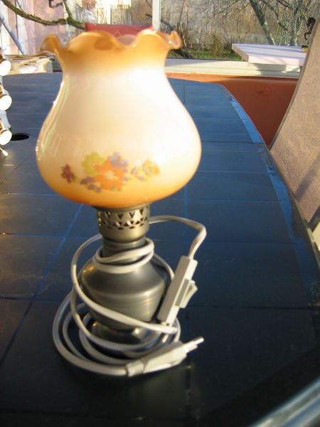 Mignonne petite lampe étain  et globe couleur pastel 25 Le Vernois (39)