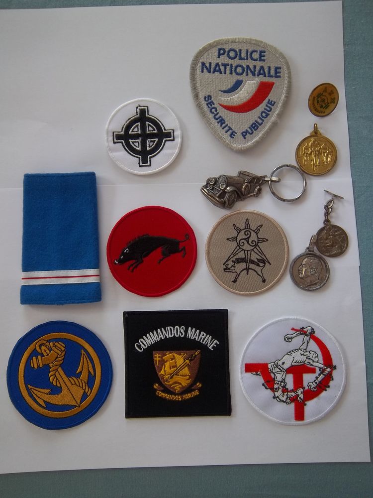 lot militaire divers �cussons insignes collection 11 Valognes (50)
