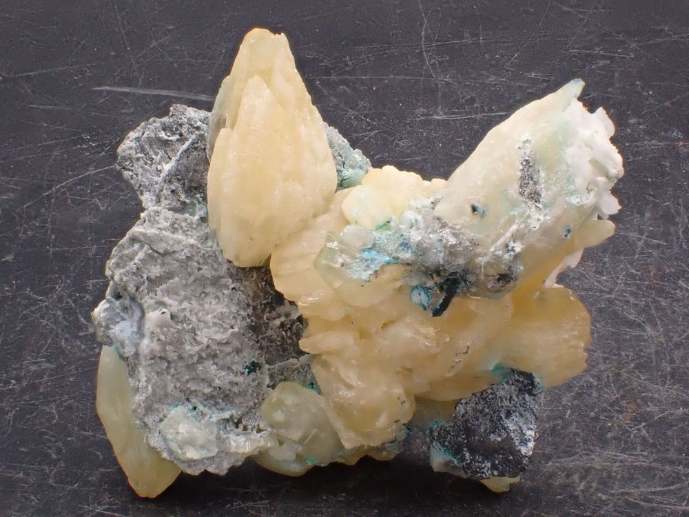 Mim�tite (Vive fluorescence sous UV longs) Pingtoulin Mine , 78 Bertrichamps (54)