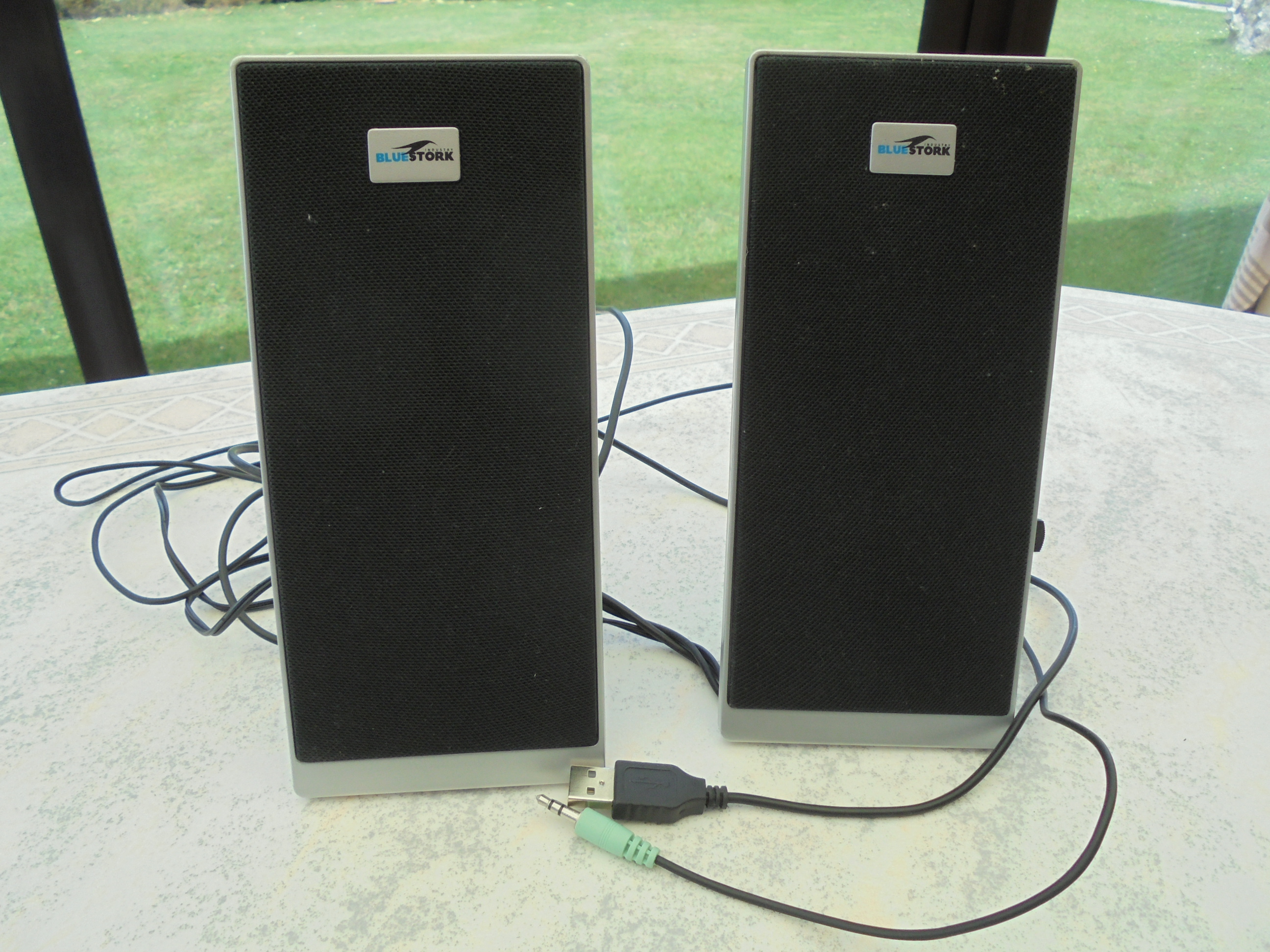 2 mini enceintes de bureau couplees pour ordi
10 euros 10 Brouckerque (59)