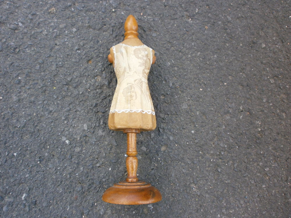 Mini-mannequin d�coratif pied en bois 10 Courchelettes (59)