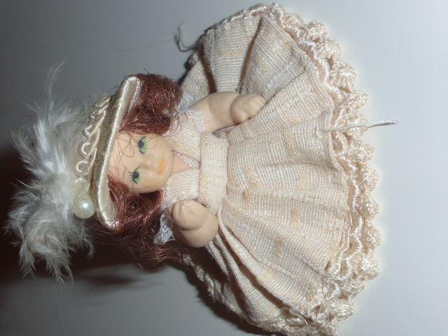 Mini poup�e porcelaine Pauline collection  poup�e Carine  7 Rueil-Malmaison (92)