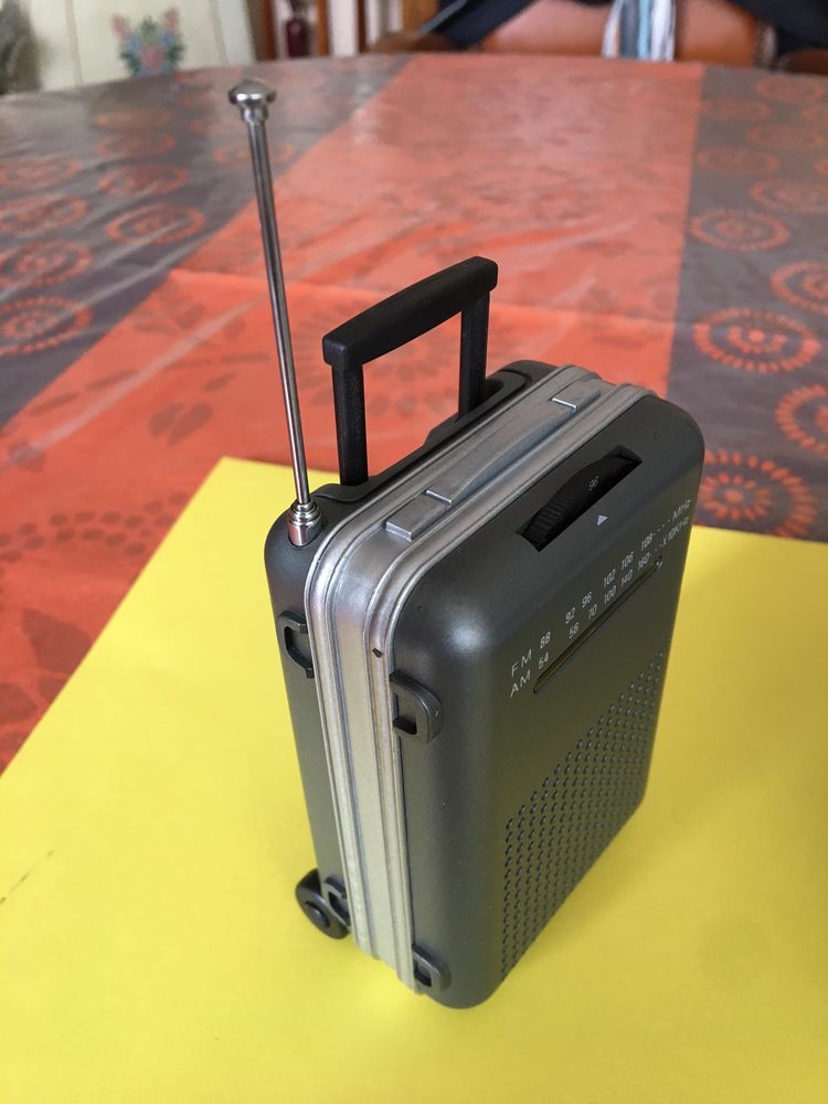 Mini Radio en forme de valise � roulettes
20 Nimes (30)