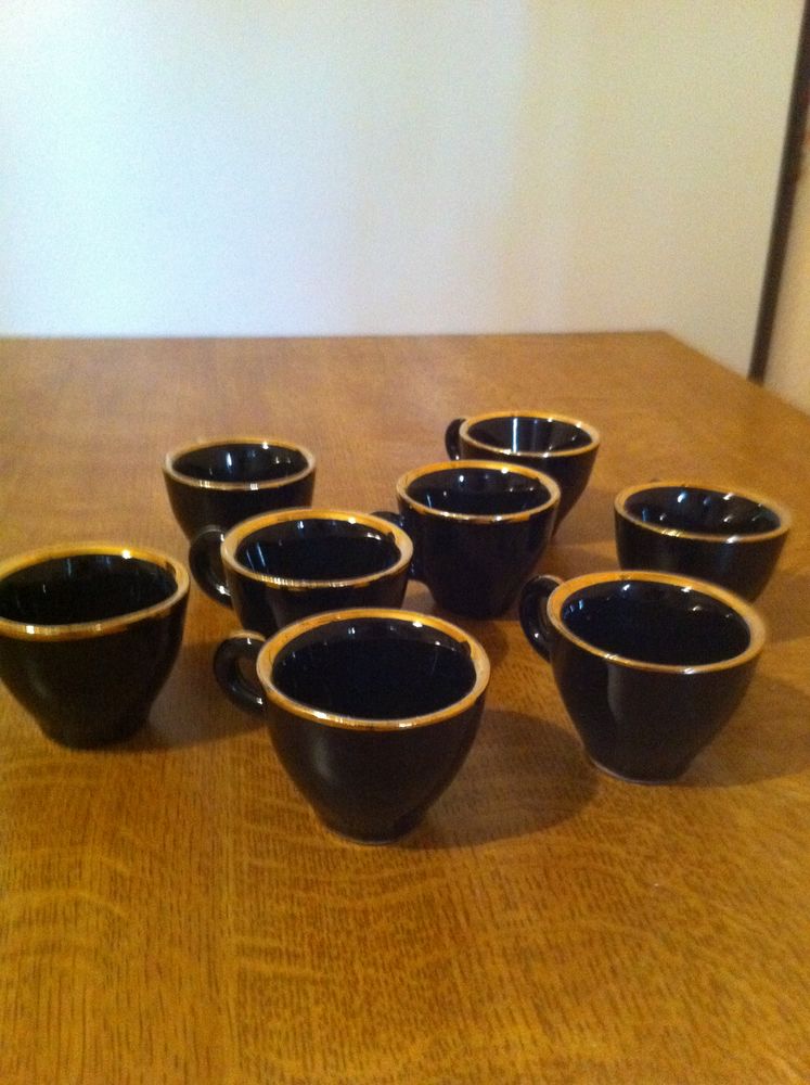  Mini tasses noires pour liqueur(3052) 10 Saint-Vallier (71)