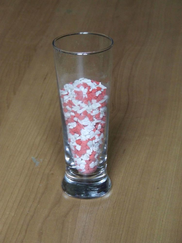 Mini vase en verre avec petits cailloux rouge et blanc, TBE 2 Bagnolet (93)