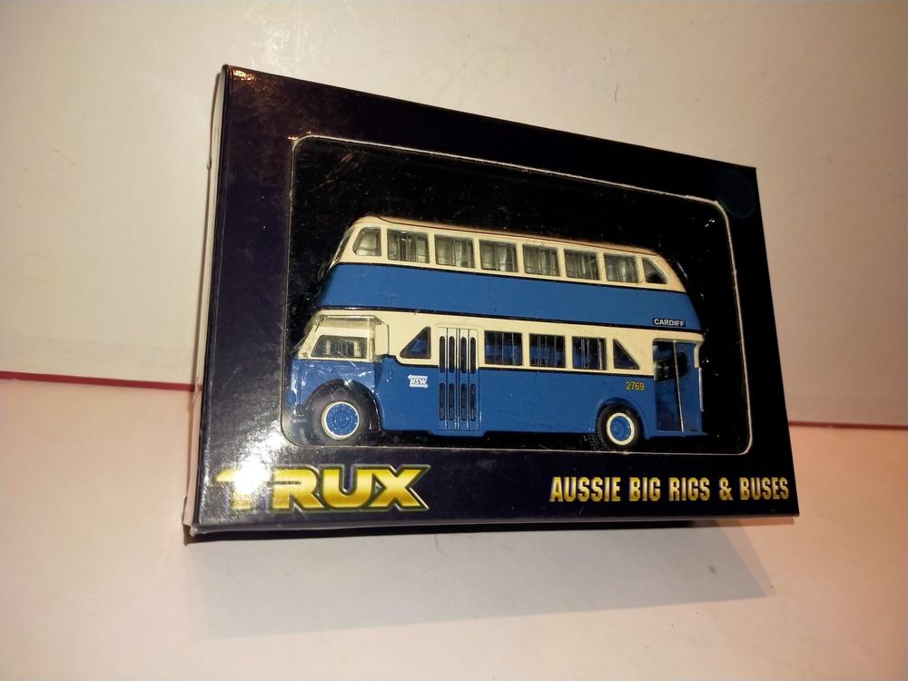 Bus miniature bleu � imp�riale 1/76
9 Mirecourt (88)
