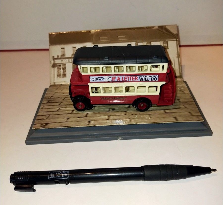 Bus miniature London transport sur socle vintage
6 Mirecourt (88)