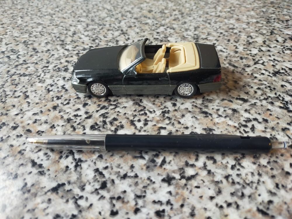 miniature Mercedes 500 SL cabriolet noire 1/43e
4 Mirecourt (88)