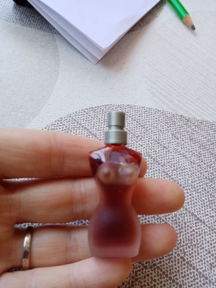 une miniature de parfum  4 Lucé (28)