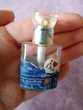 une miniature de parfum