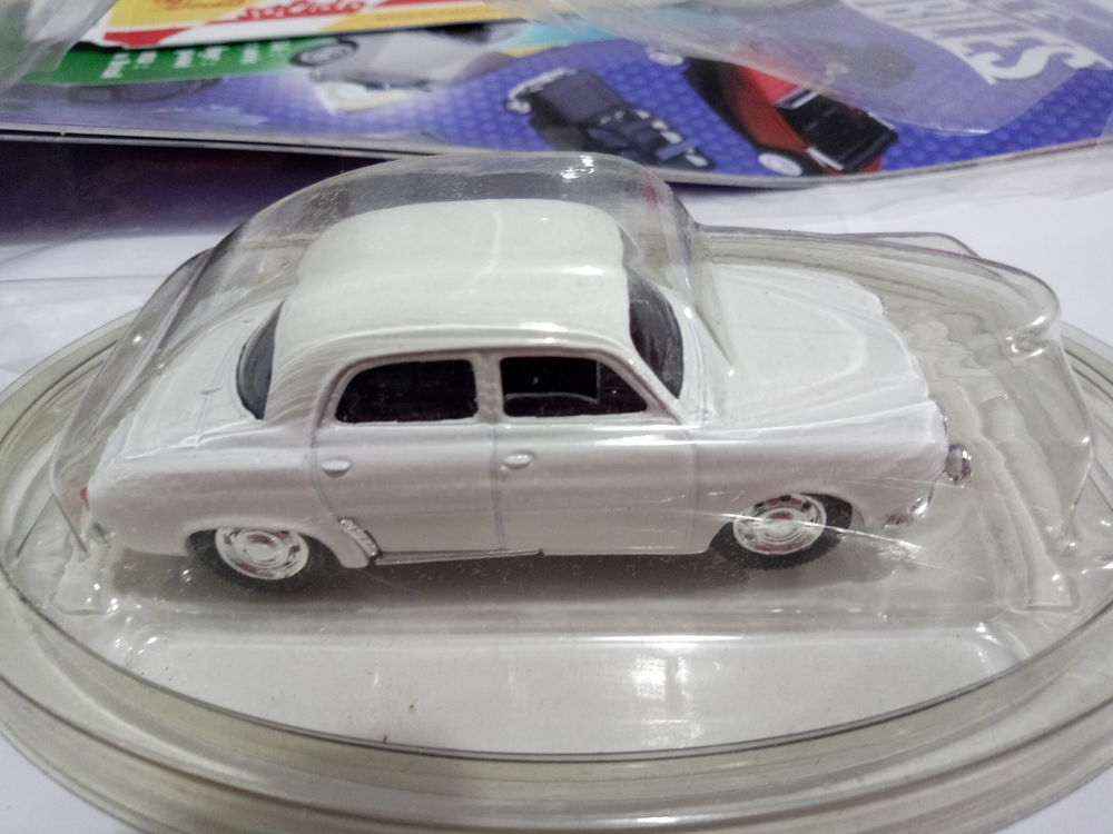 Miniature Renault dauphine 1962- Un siècle d'automobile - So 12 Kervignac (56)