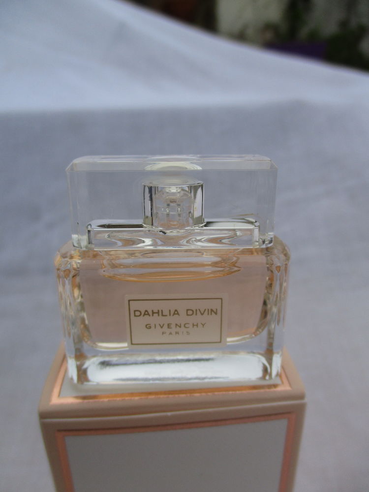 Miniature d'Eau de Toilette  Dahlia Divin  - Neuve 18 La Fert�-Alais (91)