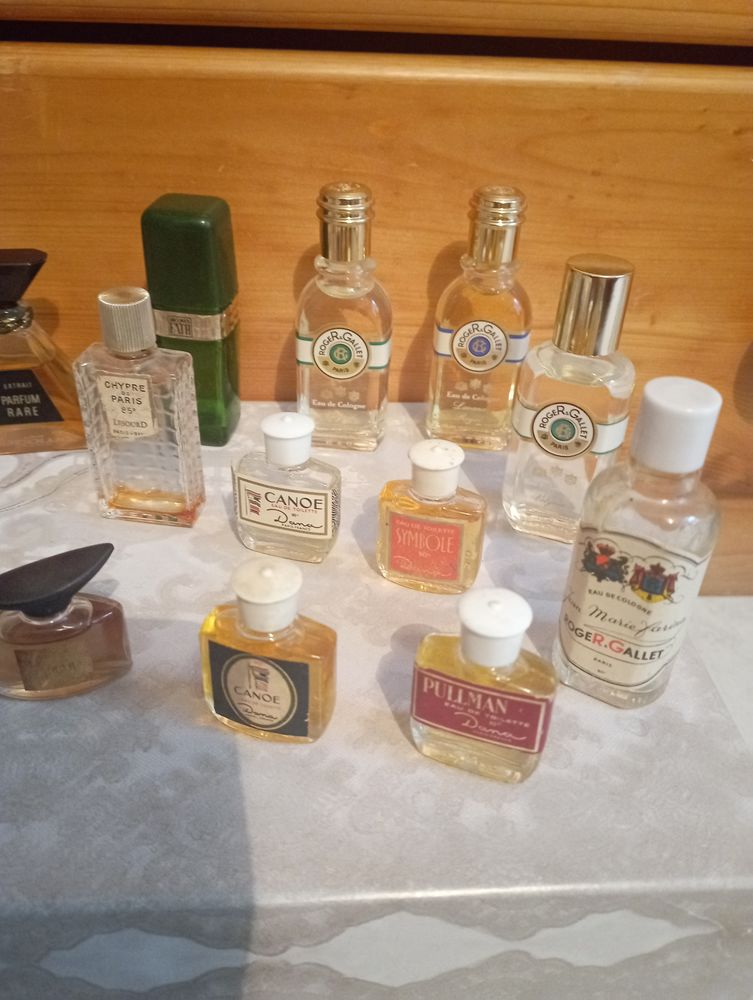Lot de 32 miniatures de parfum rares 350 Ch�teauvilain (38)