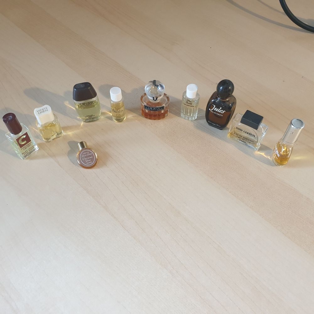 lot de 10 miniatures de parfums grandes marques avec leur contenant. Vendable en lot uniquement. 10 Lagny-sur-Marne (77)