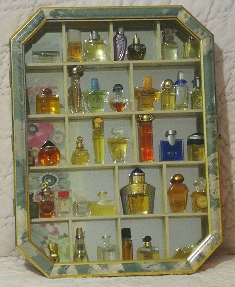 Miniatures parfums et leur vitrine 90 Vourles (69)
