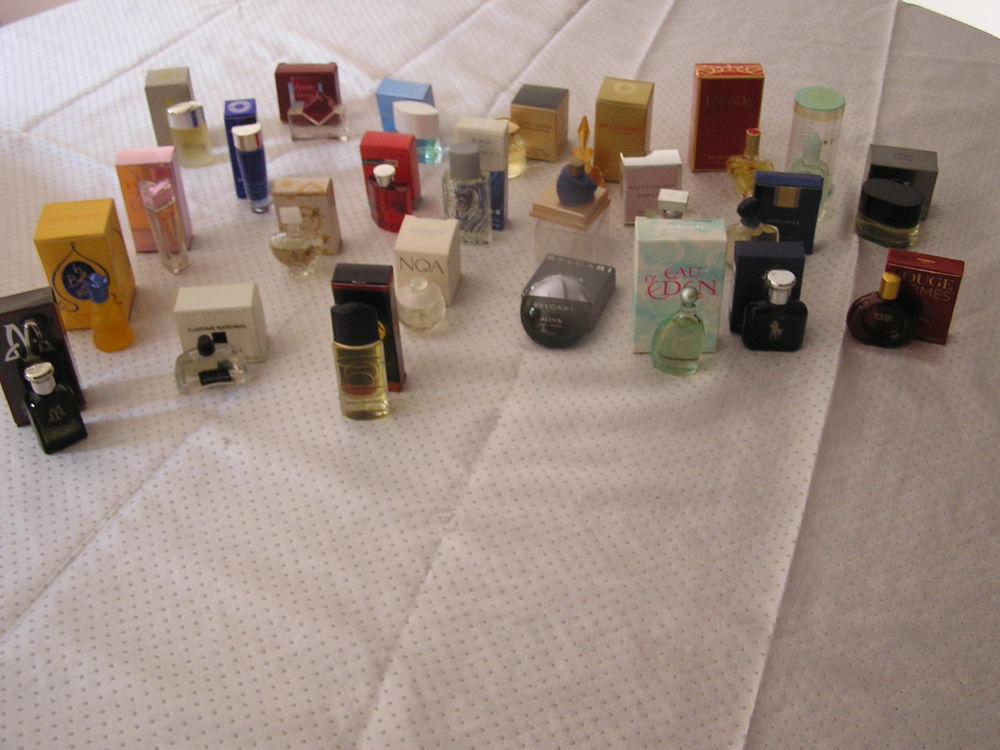 miniatures de parfums pleines avec boite ou �crin en neuf 35 Montlh�ry (91)