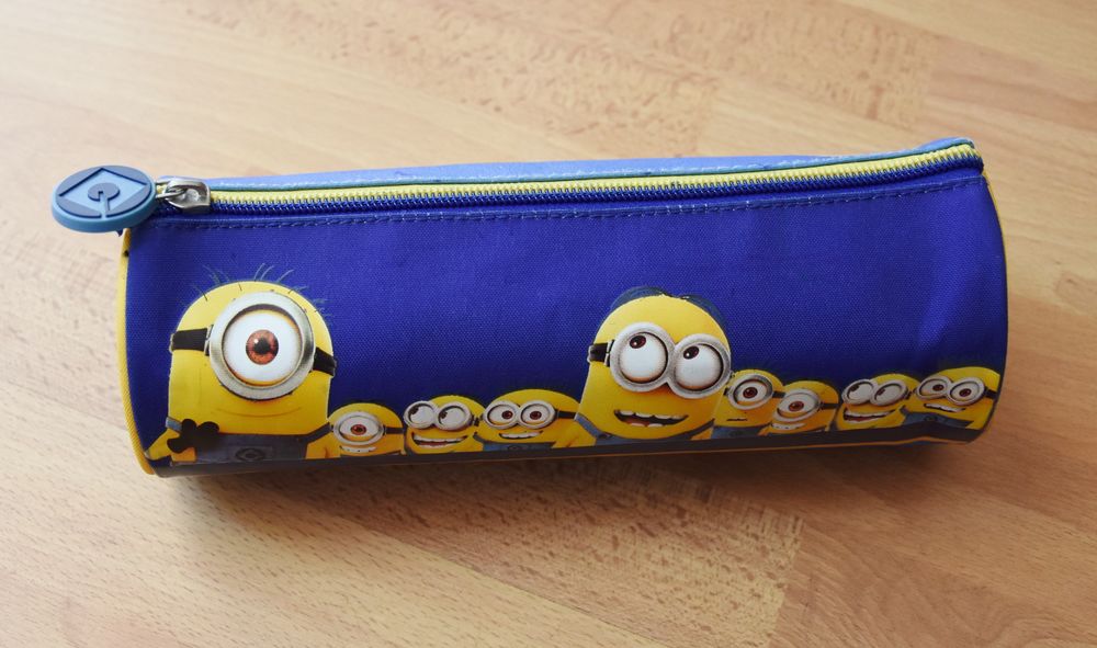 Les MINIONS. Trousse. 23 cm. Tr�s bon �tat 3 Gujan-Mestras (33)