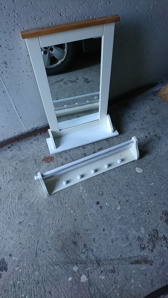 miroir avec tablette en bois blanc et porte serviet 15 Agon-Coutainville (50)