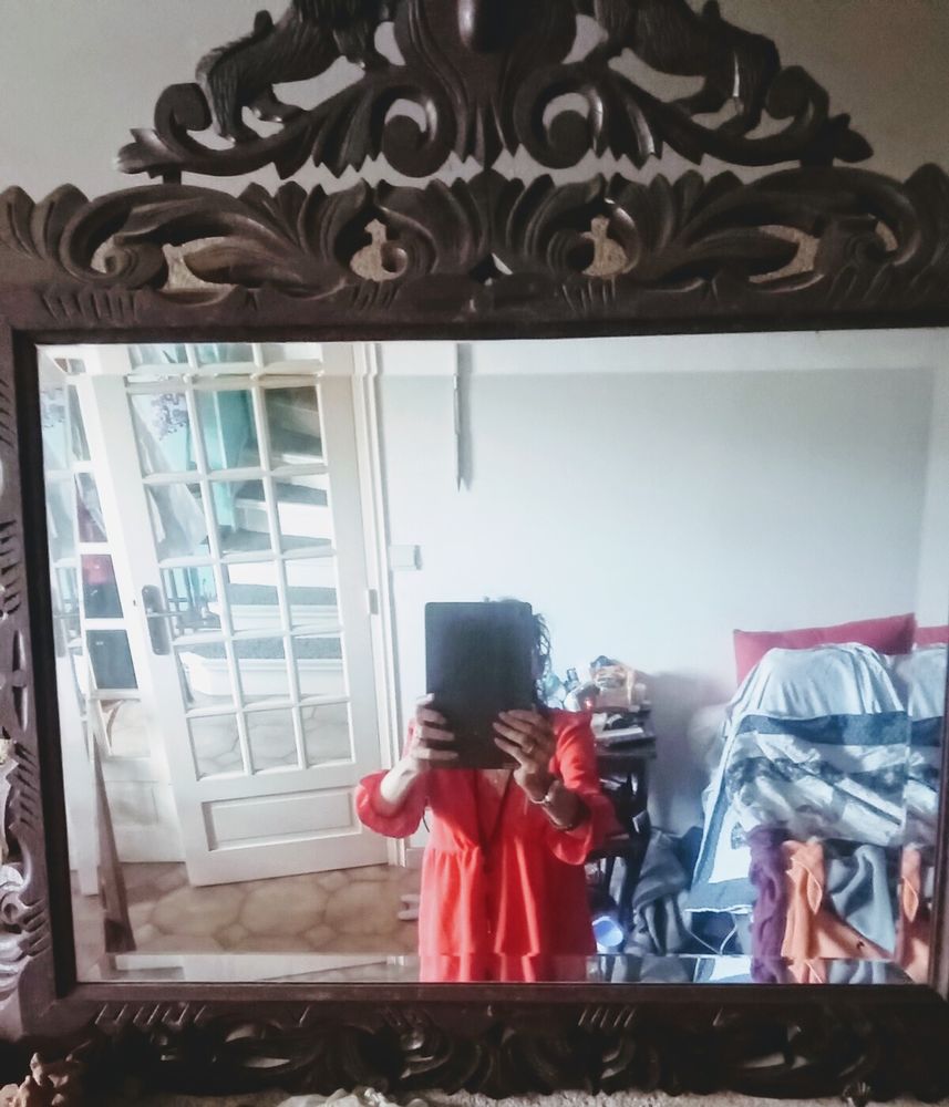 Miroir biseaut� de tr�s belle qualit� en bois sculpt�. 450 Saint-Laurent-de-la-Salanque (66)