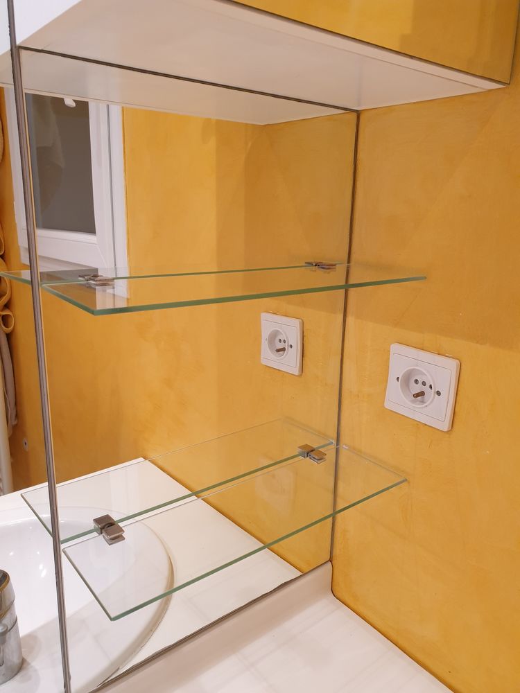 Miroir 2 �tag�res en verre.
Tr�s pratique. 30 Troyes (10)
