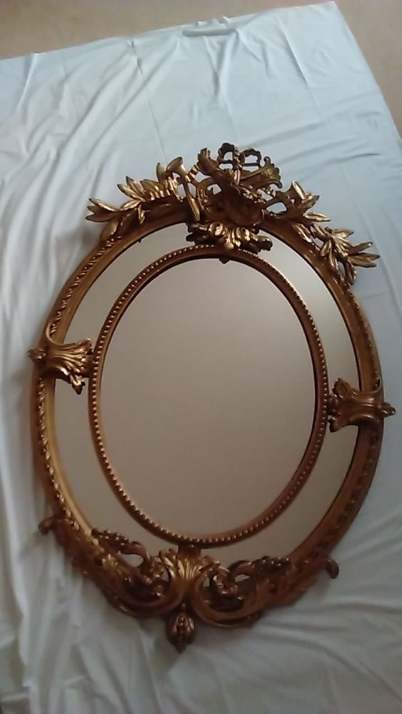 Miroir ovale en bois dor�, � parecloses 1350 Paris 9 (75)