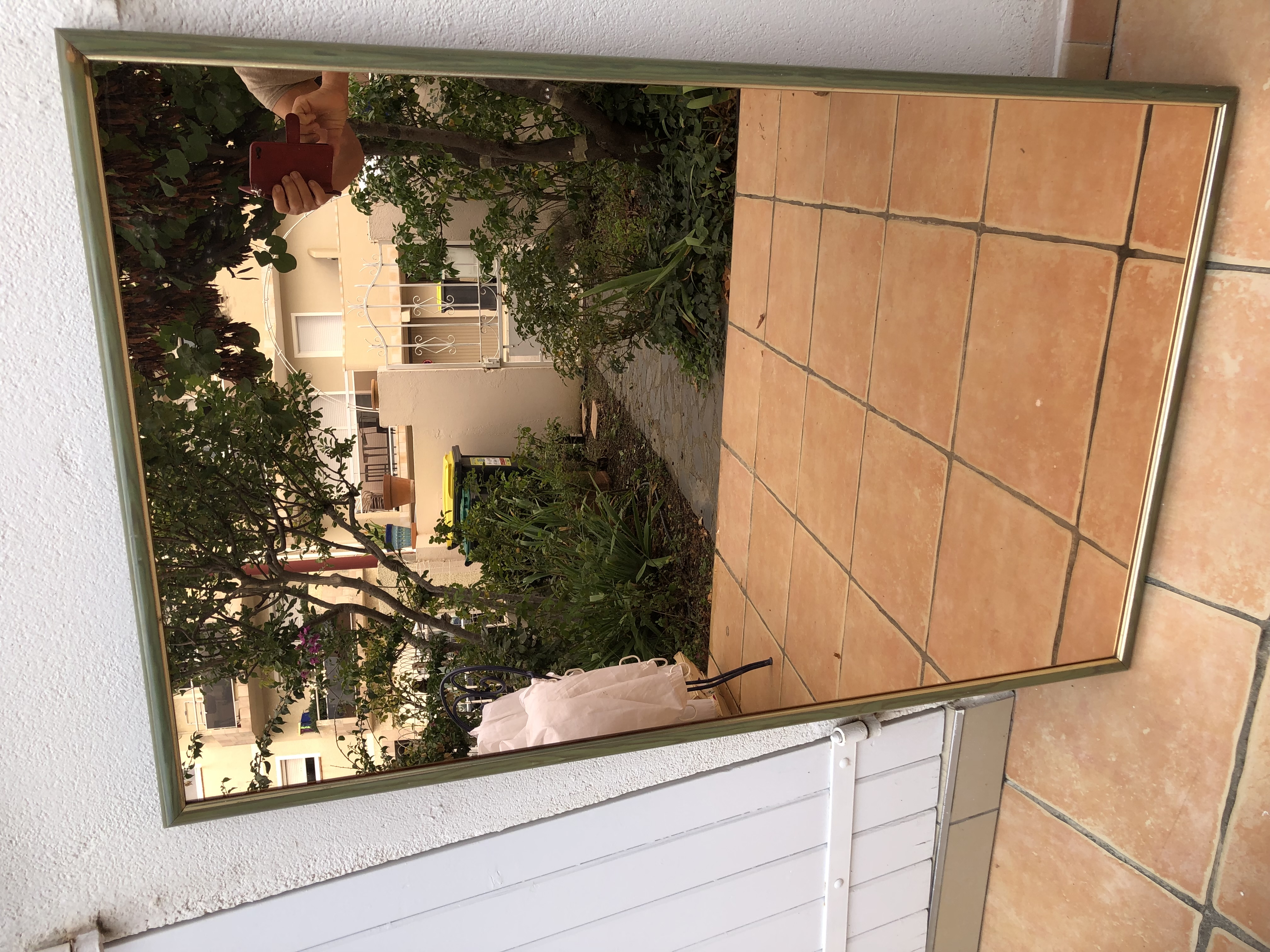 
Miroir teint� l�g�rement (saumon�) dimension,113x68 encadr� 89 Perpignan (66)