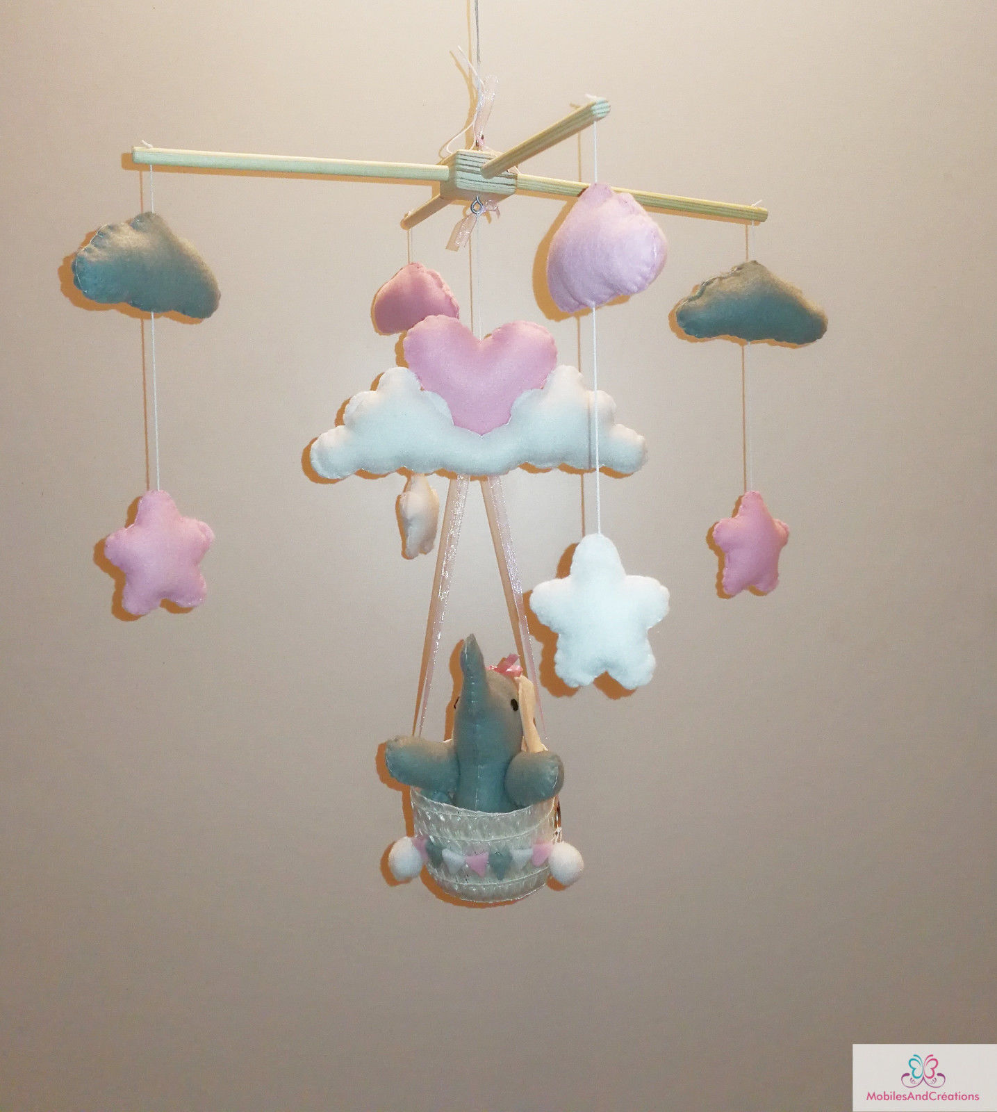 Mobile b�b� Artisanal  El�phant et coeurs dans les nuages  85 Toulon (83)