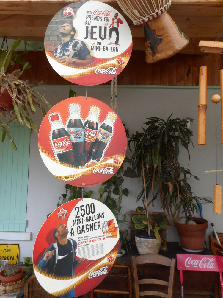 Mobile publicitaire coca cola en carton 10 Nieuil-l'Espoir (86)