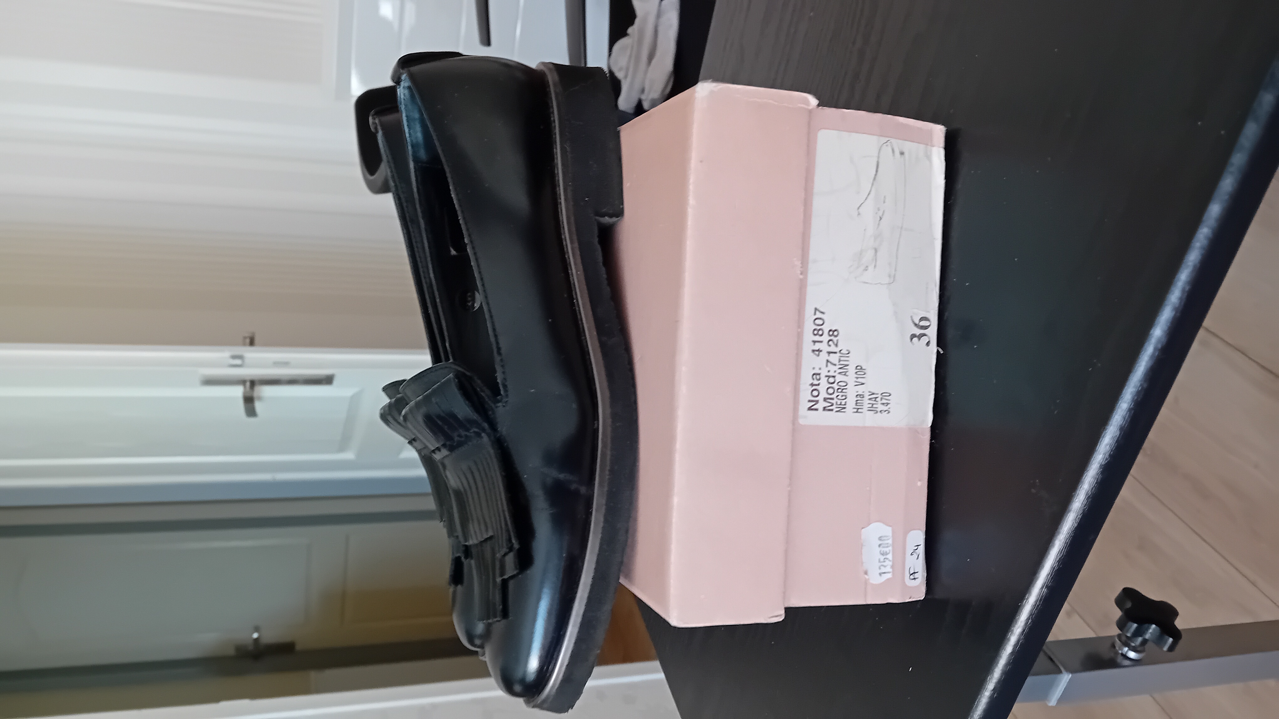 MOCASSINS COULEUR NOIRE MARQUE J HAY 100 Bouzonville (57)