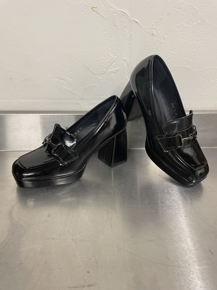 Mocassins vernis noirs � plateforme 10 Saint-Pierre-du-Perray (91)