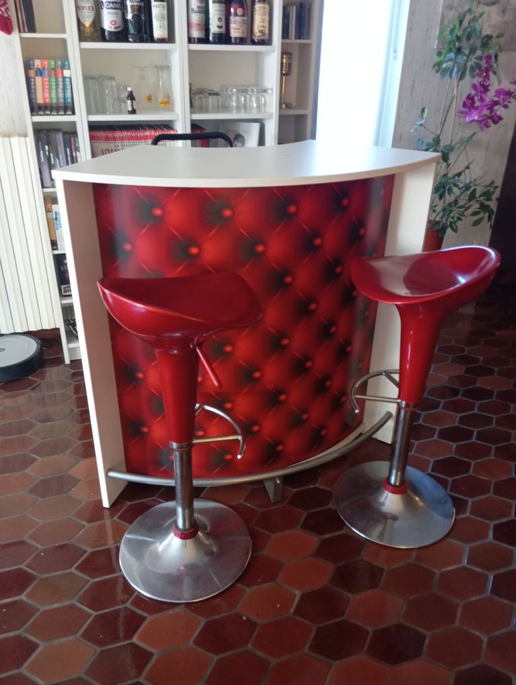 Bar moderne et chaises 100 Saint-Andr�-de-l'�pine (50)