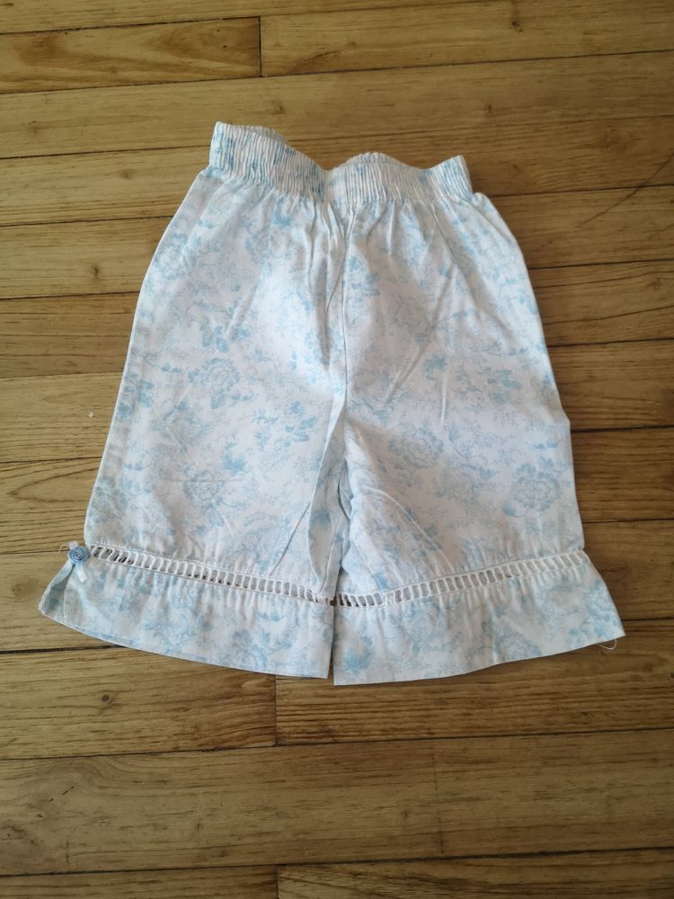 F 13 (6) - 6 mois - Short avec fleurs bleues 0 Paris 13 (75)