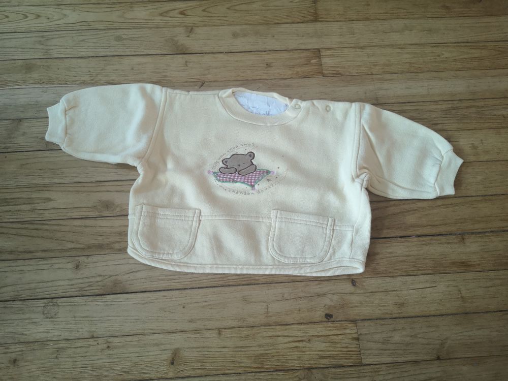 F 13 (2) - 6 mois - Sweat jaune - tout doux mon petit ours 1 Paris 13 (75)