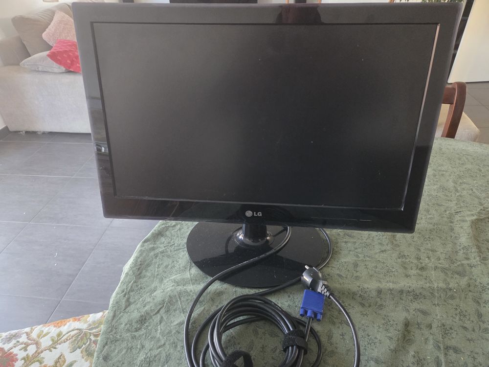 Moniteur LG LCD LED 22 pouces 40 Gratentour (31)