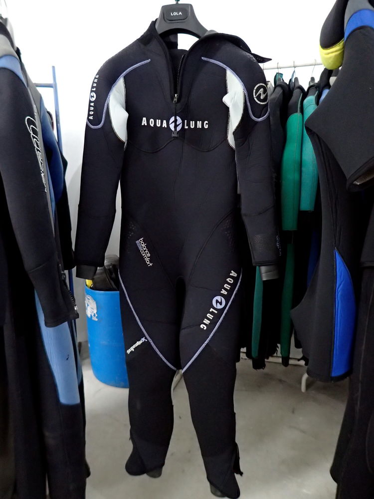 1 mono pi�ce AQUALUNG   Balance Confort Girl   5mm Taille S 120 Tours (37)