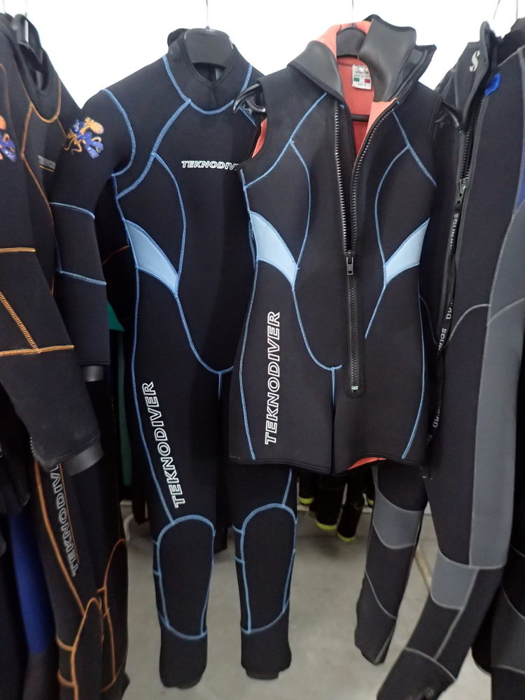 1 monopi�ce TEKNODIVER POLAR 7mm + surveste 5mm cagoule 240 Tours (37)