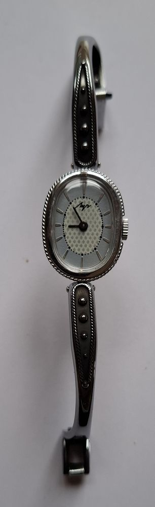 Montre femme neuve  Luch  URSS avec documents. 60 Paris 20 (75)