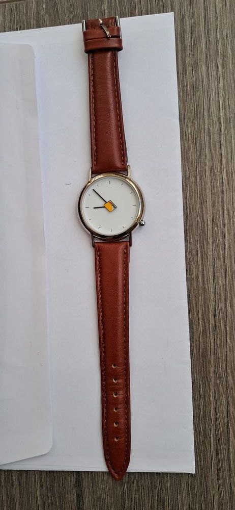 Montre jamais utilis�e ; bracelet cuir ; pile � changer 10 Sourcieux-les-Mines (69)