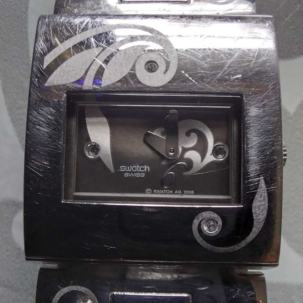 Montre Swatch Dark Attitude YUS103G mod�le
Lady Square
Montre �  quartz, bracelet en acier, cadran gris, bo�tier en acier. Waterproof 70 La Seyne-sur-Mer (83)