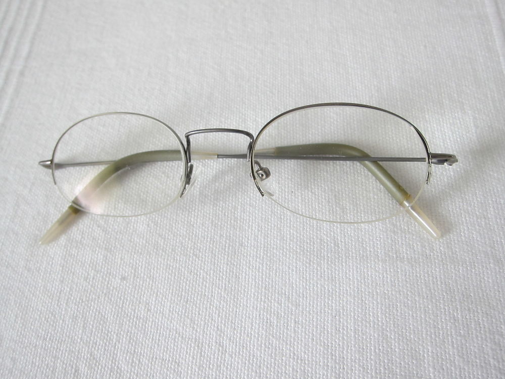 UNE MONTURE  DE LUNETTES ULTRA FINE EN TITANE 0 Orvault (44)