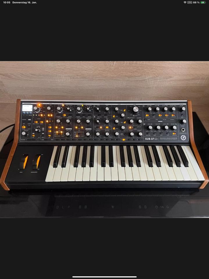 Moog Sub 37 - Boob Moog Tribute �dition Limit�e 1500 Aurillac (15)