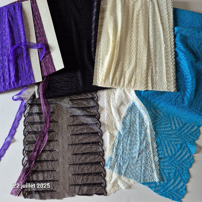 5 morceaux de dentelles de Calais noire, cr�me , aubergine, 35 Saumur (49)