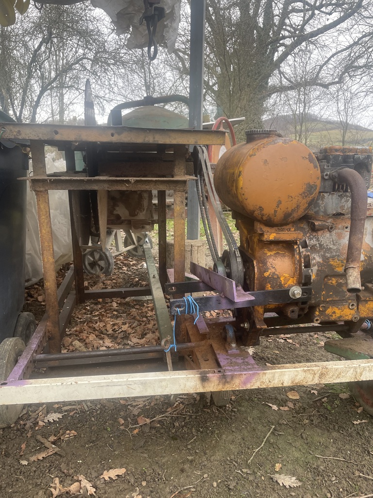 Moteur ancien sur ch�ssis mobile 400 Les Bordes-sur-Arize (09)