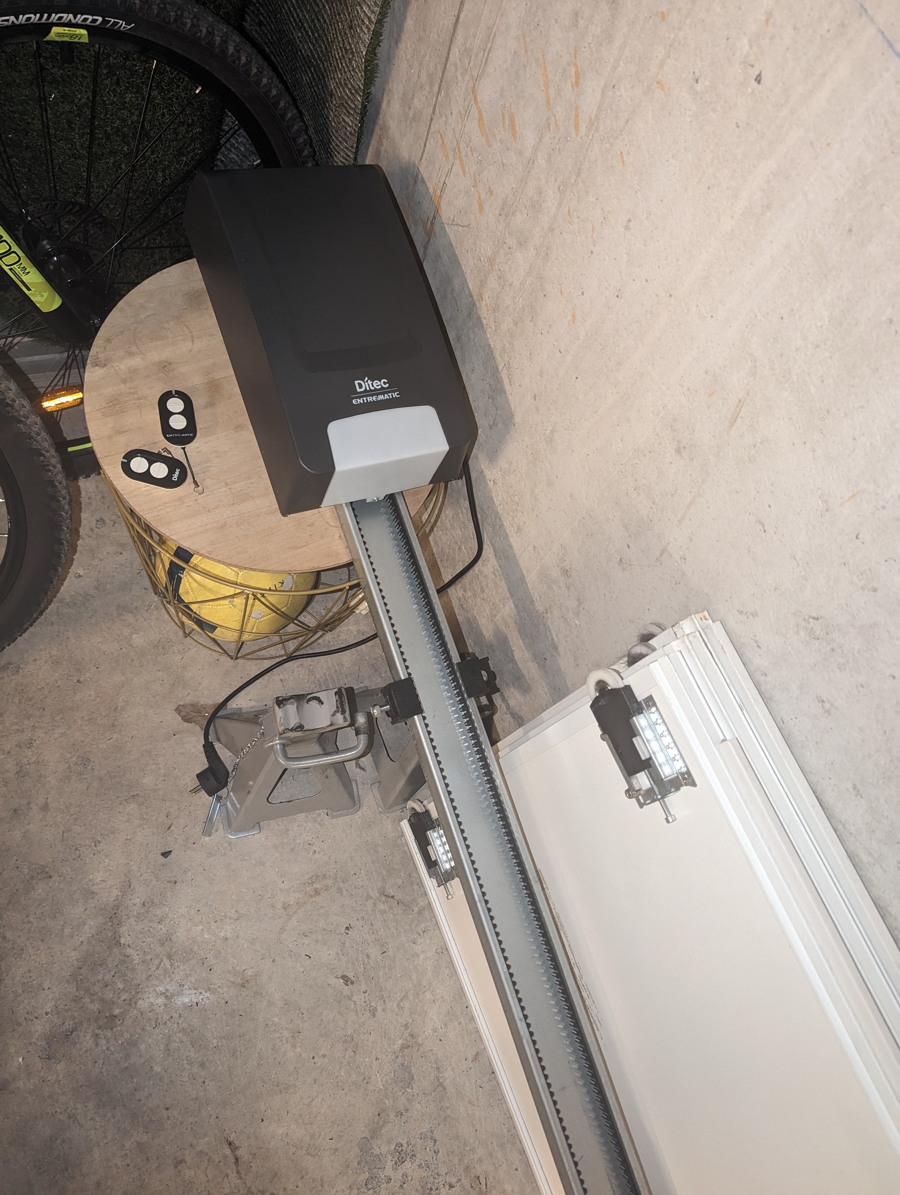 Moteur ditec pour porte garage avec deux cl�s plus rails 240 Corbeil-Essonnes (91)