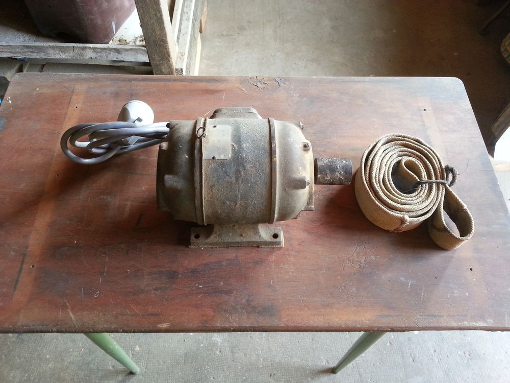 Moteur �lectrique triphas� 1500 t, avec courroie, TB �tat 69 Saint-Clair-sur-Galaure (38)