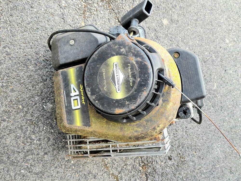 Moteur de tondeuse d�pos� de la carcasse de tondeuse, 40 Belloy-sur-Somme (80)